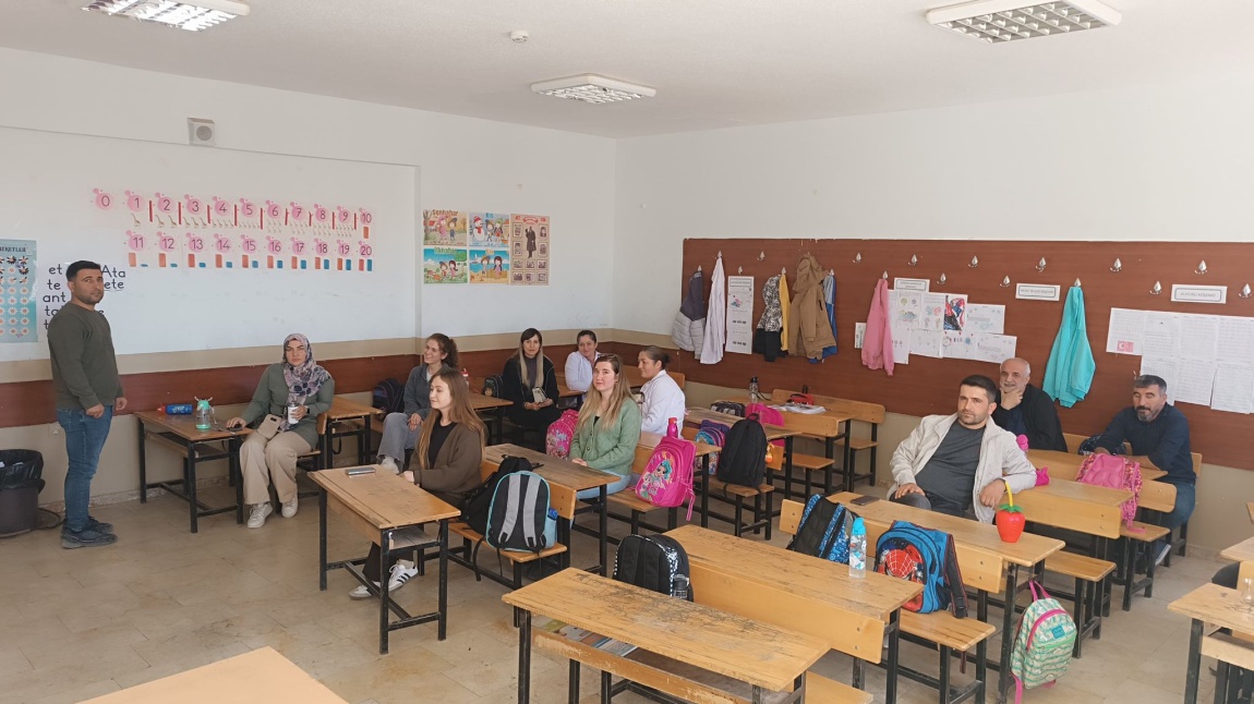 Okul rehber öğretmenimiz Fatih DOĞAN okulumuzdaki öğretmenlere seminer çalışmasında bulundu.